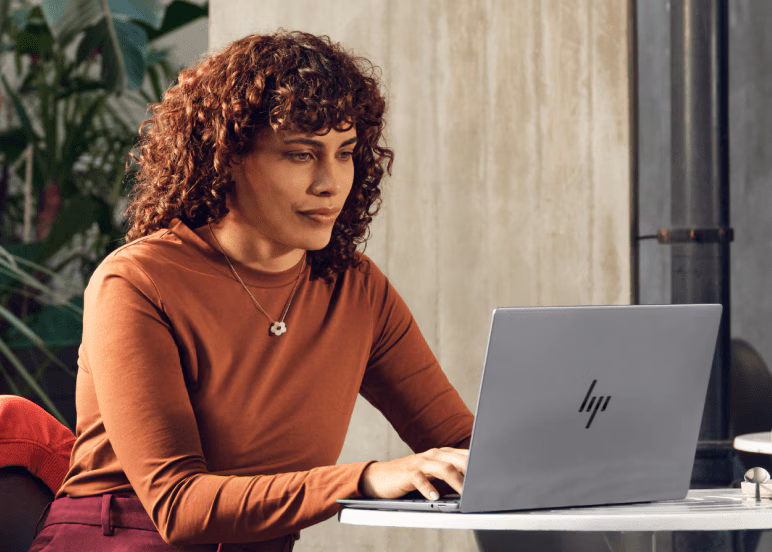 Kvinna med en laptop